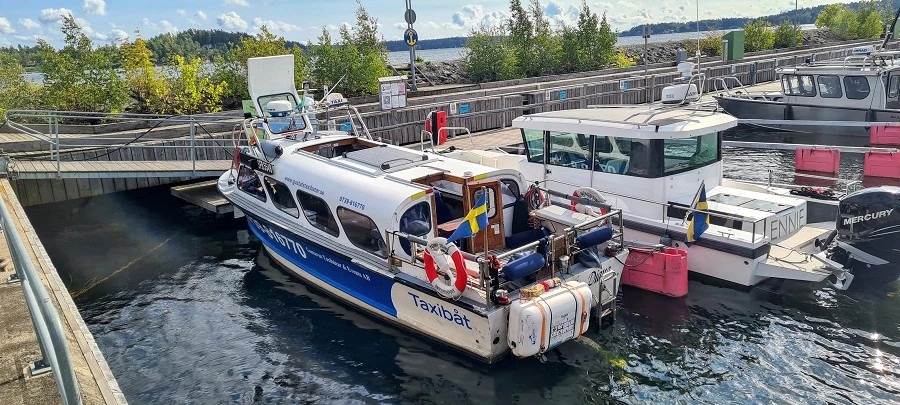 Taxibåten MsDiana i Rindö Hamn sommaren 2023
